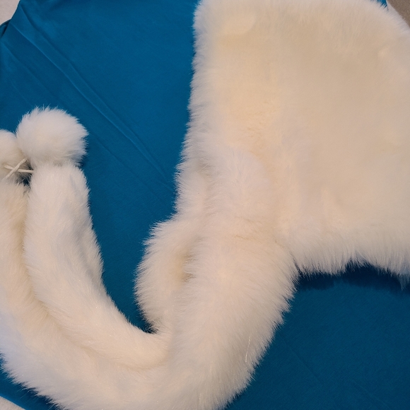 White Furry hat/hood new - Picture 2 of 3